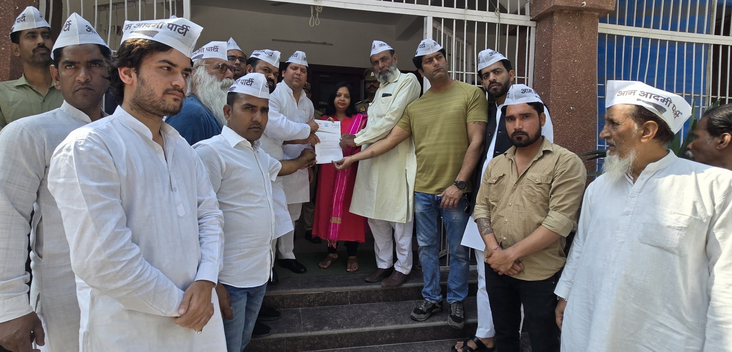 संभल सीओ अनुज चौधरी पर कार्रवाई के लिए आप ने किया मेरठ में प्रदर्शन