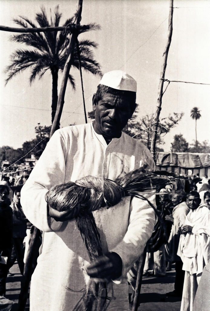 टिकैत किसानों के महानायक थे। वह वक्त बर्बाद नहीं करते थे। मेरठ के आंदोलन के वक्त धरने पर ही रोज झाडू लगाते, सन से रस्सी बुनते।