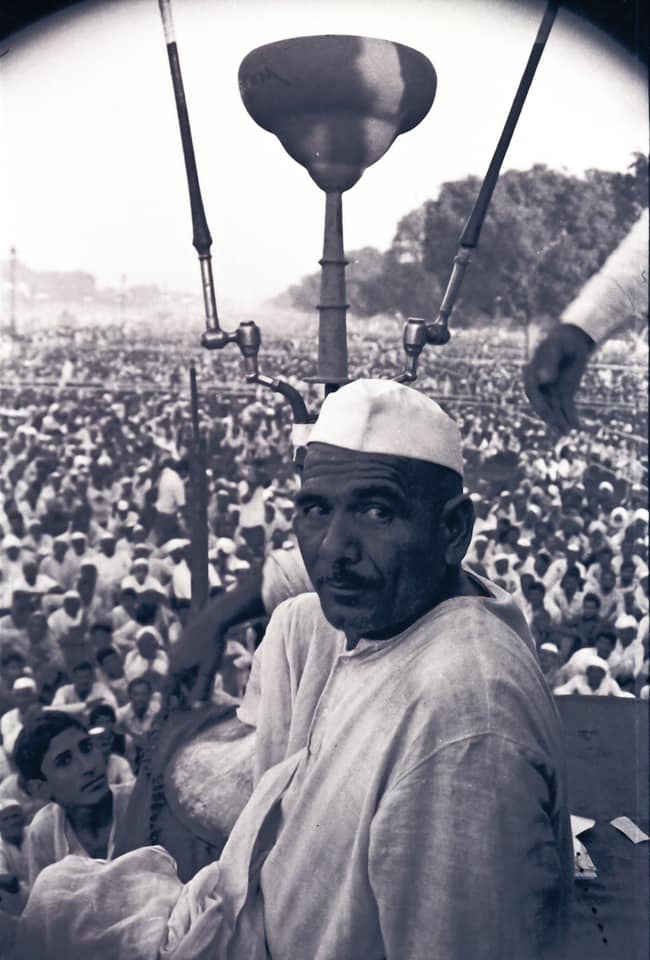 हुक्का टिकैत की किसान महापंचायतों की शान था। रणसिंघे के गूंजते ही किसान धरने पर चले आते। टिकैत हुक्का हमेशा साथ रखते। हवाई जहाज में विदेश गए तो भी हुक्का और उपले साथ ले गए।