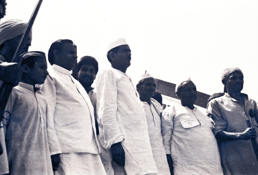 सिसौली में हुई किसानों की बेजोड़ सभाके मंच पर उस समय के मुख्यमंत्री वीर बहादुर सिंह के साथ्ज्ञ मंच पर खड़े बाबा महेंद्र सिंह टिकैत।