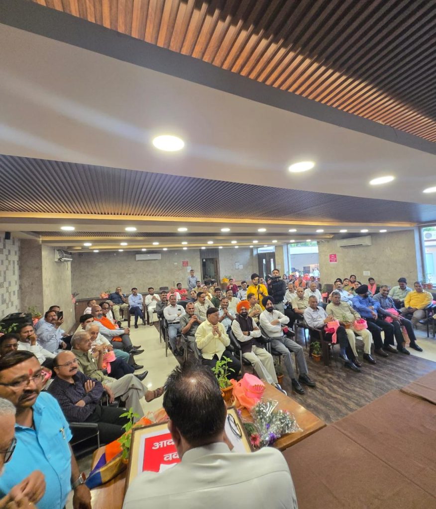 3 घंटे की सोशल मीडिया दुनिया और 21 घंटे का असली जीवन
