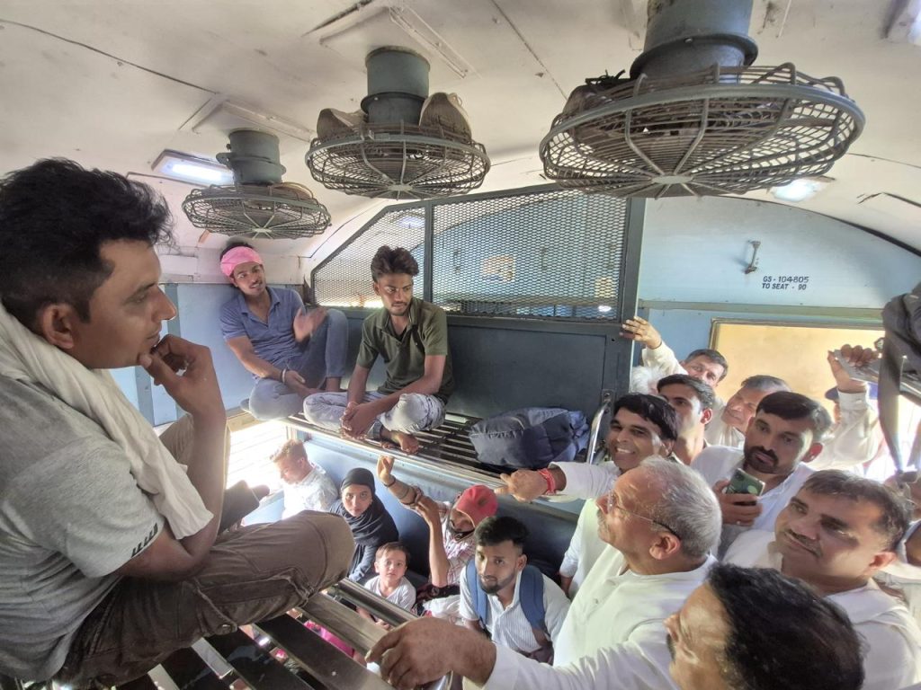 बागपत की रेल में चढ़े सांसद सांगवान, यात्रियों की मुसीबत देख बोले- जल्द लाऊंगा मेट्रो
