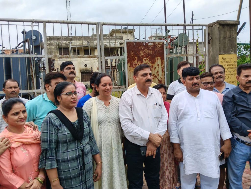बिजली गुल रही, जनता बोल पड़ी: मेरठ की अन्सल्स कोर्टयार्ड में 20 घंटे की बिजली कटौती के खिलाफ फूटा गुस्सा