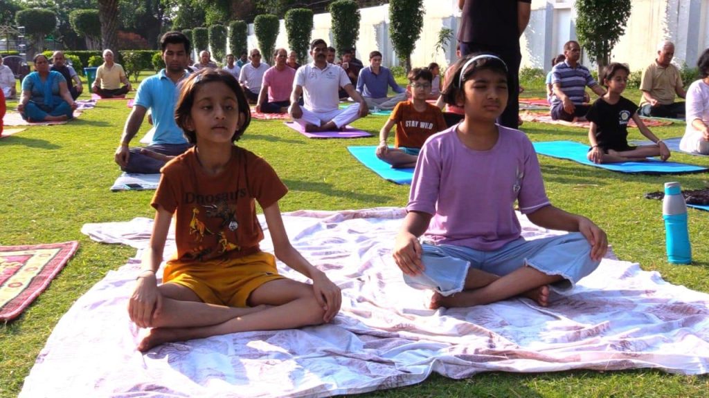 अंतरराष्ट्रीय योग दिवस पर अंसल कोर्टयार्ड में गूंजा — एक पृथ्वी, एक स्वास्थ्य का संदेश