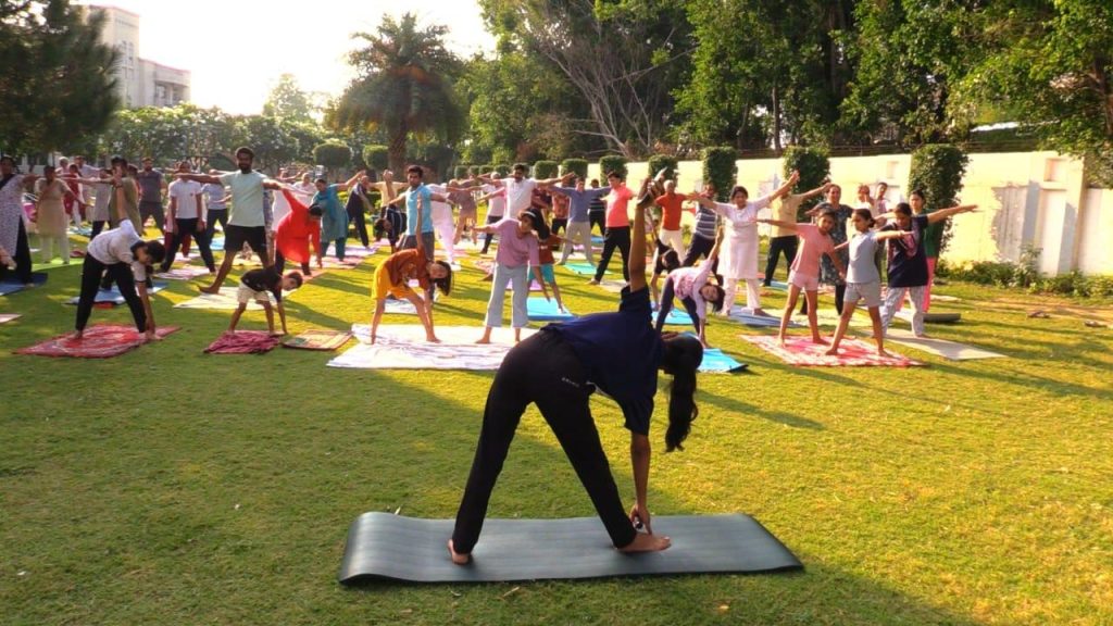 अंतरराष्ट्रीय योग दिवस पर अंसल कोर्टयार्ड में गूंजा — एक पृथ्वी, एक स्वास्थ्य का संदेश