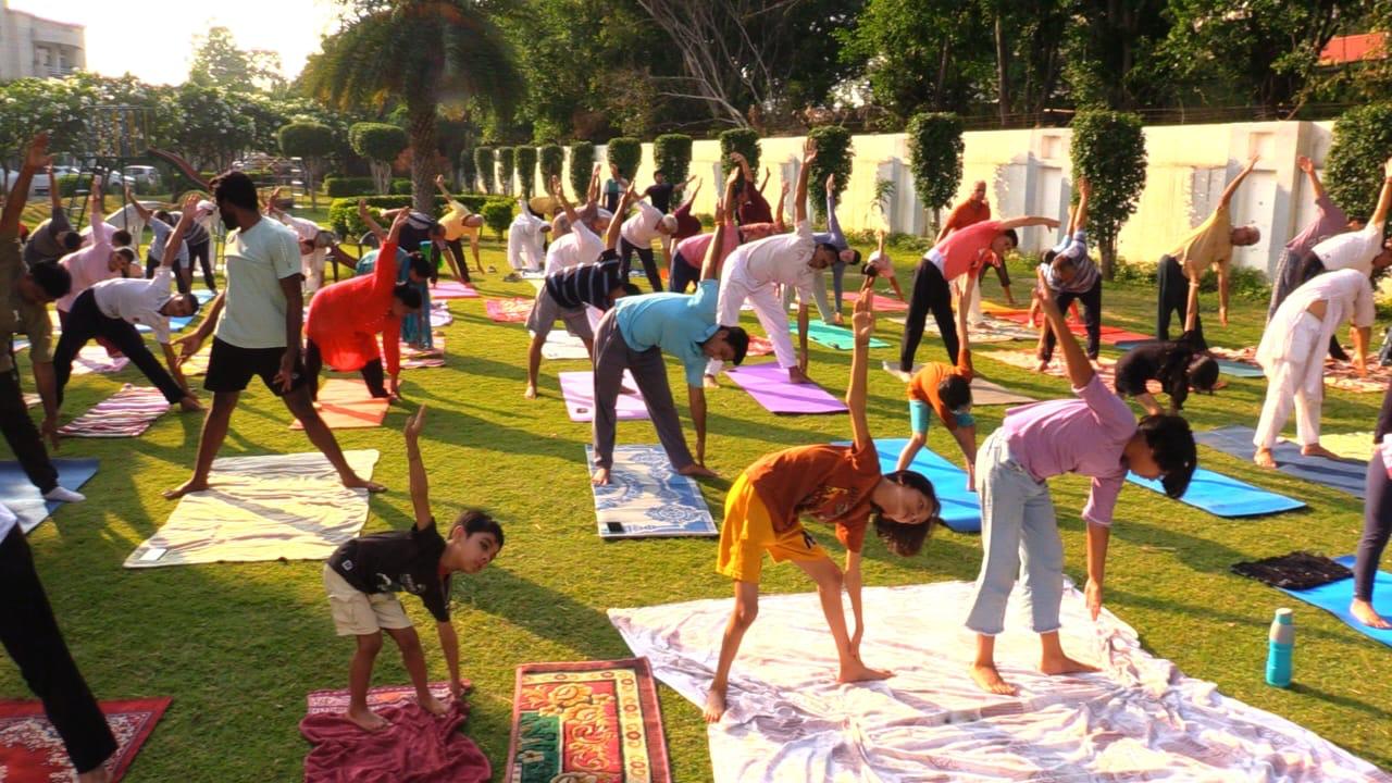 अंतरराष्ट्रीय योग दिवस पर अंसल कोर्टयार्ड में गूंजा — एक पृथ्वी, एक स्वास्थ्य का संदेश