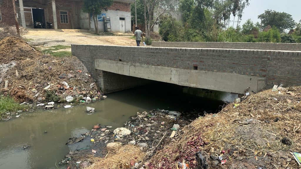 बागपत के बूढ़पुर गांव की कहानी: ज़िंदगी में ज़हर, नाले में मौत, और टंकी में उम्मीद की लाश
