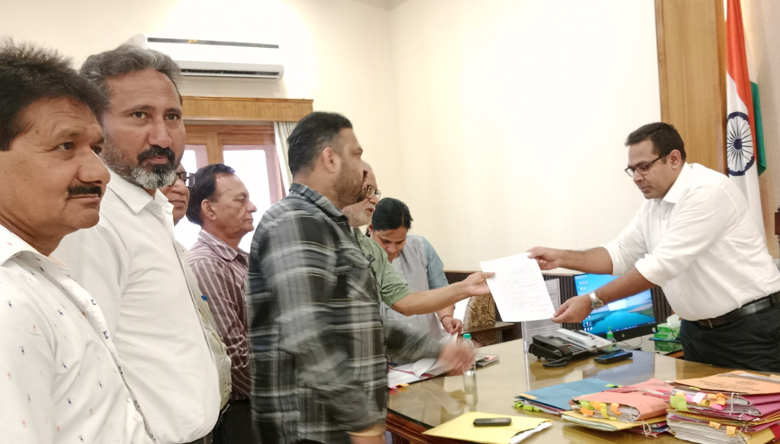 घंटाघर डाकघर को फिर शुरू कराने के लिए कमिश्नर से मिले मेरठ के पत्रकार