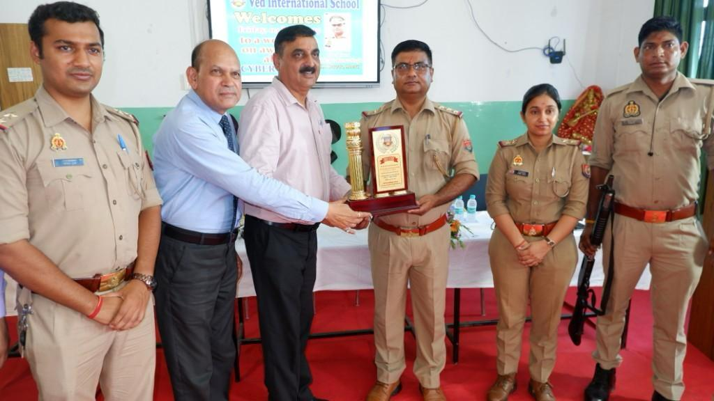 वेद इंटरनेशनल स्कूल में साइबर सुरक्षा को लेकर चला जागरूकता अभियान, SHO दौराला सुमन कुमार ने दिए अहम सुझाव
