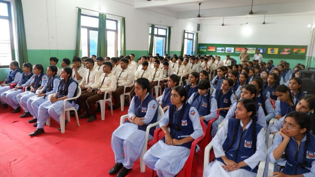 वेद इंटरनेशनल स्कूल में साइबर सुरक्षा को लेकर चला जागरूकता अभियान, SHO दौराला सुमन कुमार ने दिए अहम सुझाव