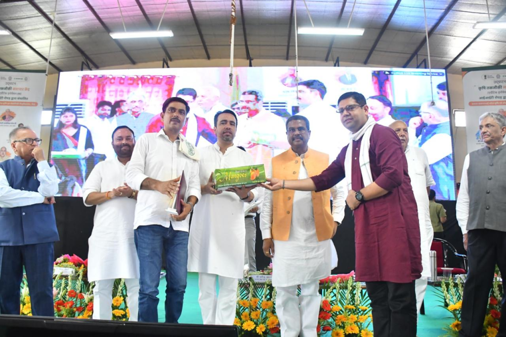 मेरठ में धर्मेंद्र प्रधान बोले – ‘खेती को जोड़ेंगे टेक्नोलॉजी से! जयंत चौधरी बोले – छात्रों- किसानों के लिए खुलेंगे नए दरवाजे
