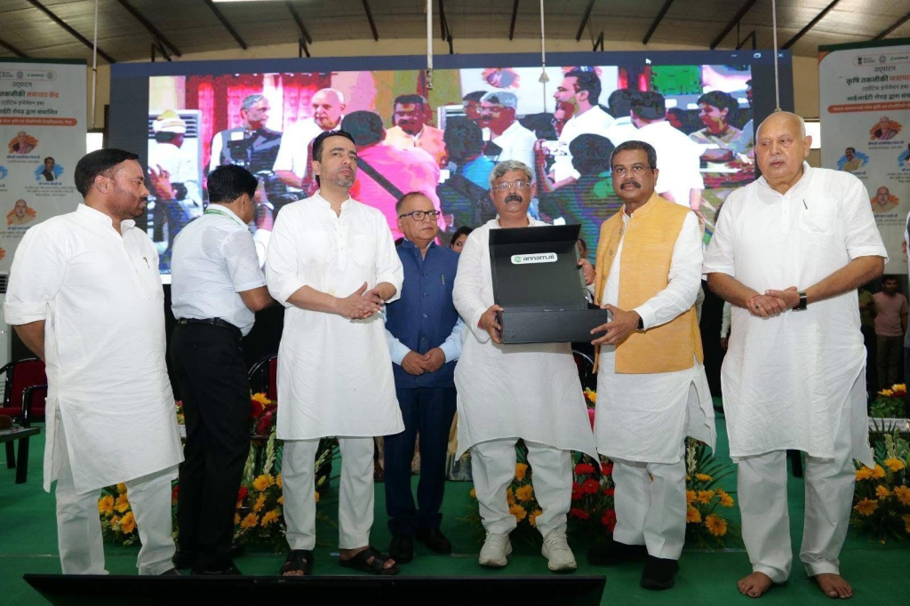 मेरठ में धर्मेंद्र प्रधान बोले – ‘खेती को जोड़ेंगे टेक्नोलॉजी से! जयंत चौधरी बोले – छात्रों- किसानों के लिए खुलेंगे नए दरवाजे