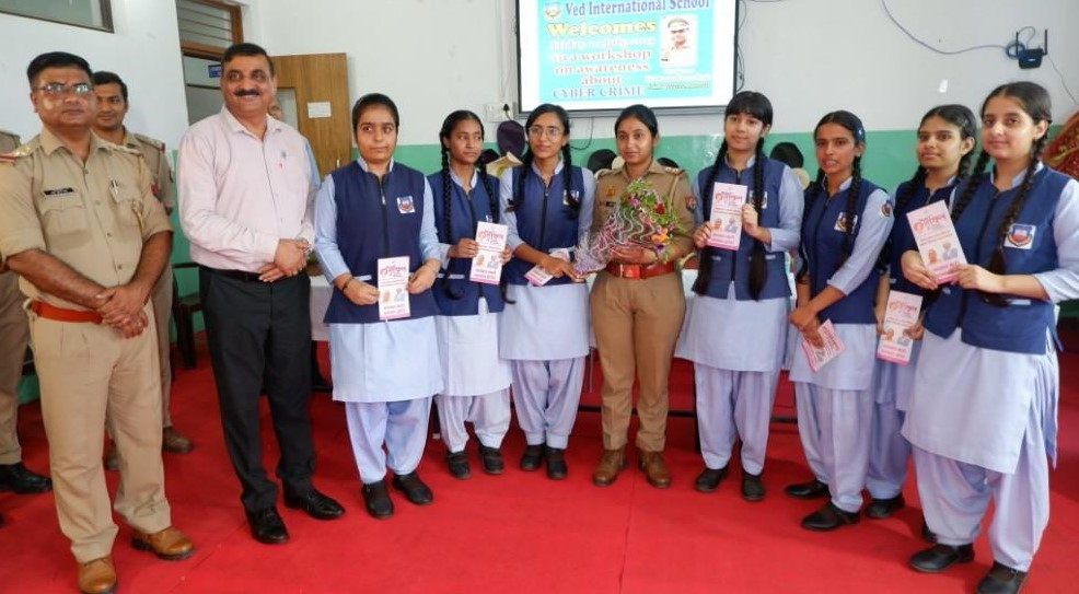 वेद इंटरनेशनल स्कूल में साइबर सुरक्षा को लेकर चला जागरूकता अभियान, SHO दौराला सुमन कुमार ने दिए अहम सुझाव