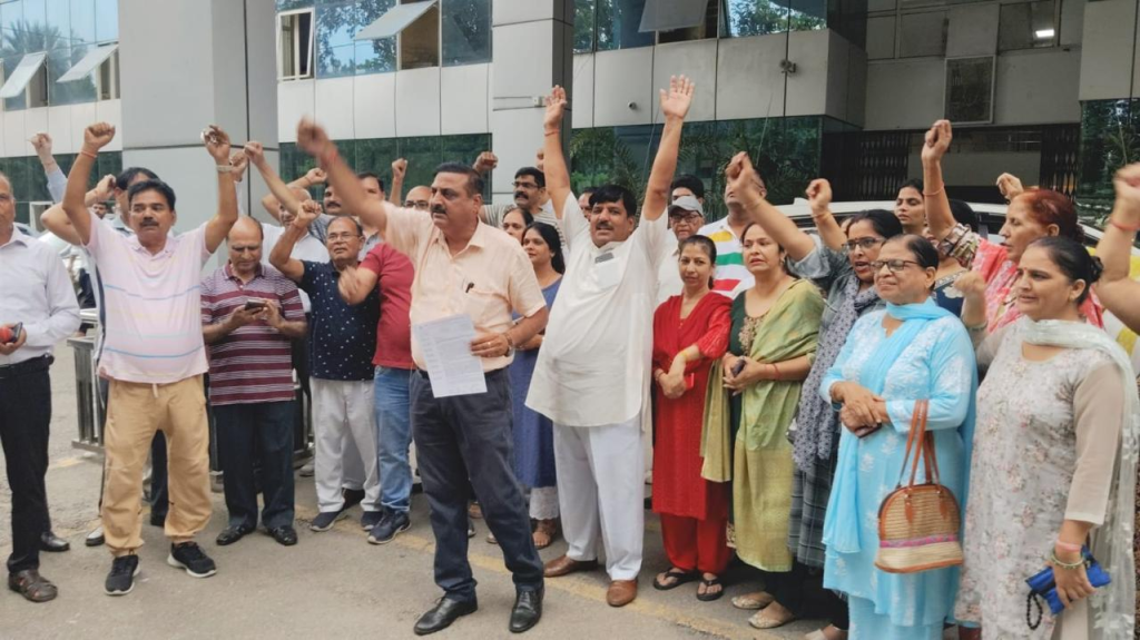 सपनों का घर बना दुश्वारियों का अड्डा — अंसल कोर्टयार्ड में पार्क और मंदिर पर कब्ज़े की साज़िश”