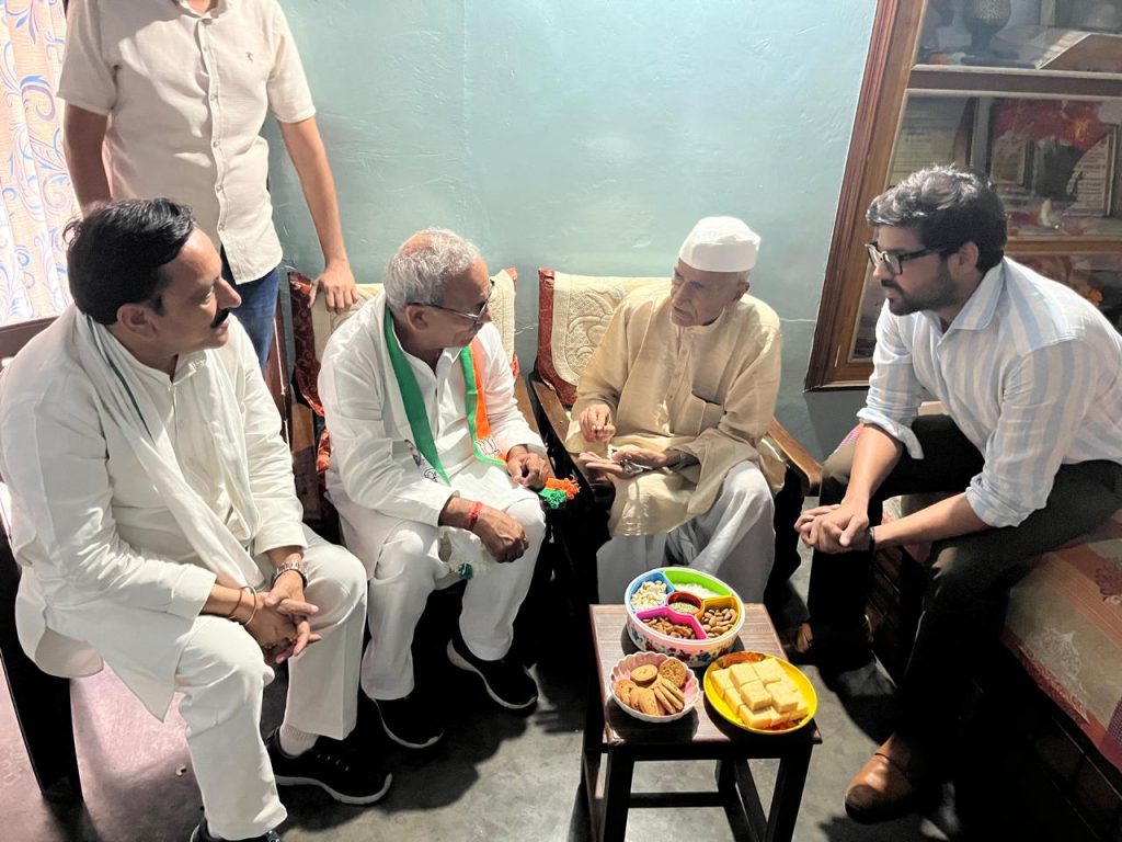 लोकतंत्र सेनानी जेपी हुए मौन !