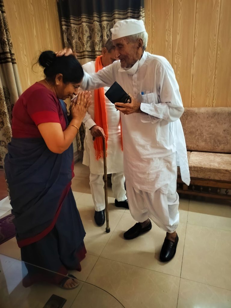 लोकतंत्र सेनानी जेपी हुए मौन !