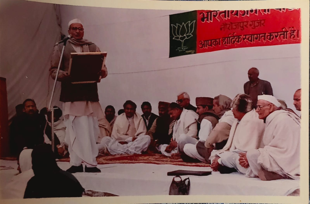 लोकतंत्र सेनानी जेपी हुए मौन !