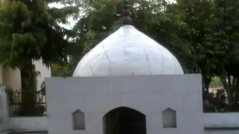 एक गांव, दो बाक्खल और 300 साल का भाईचारा! मेरठ के डालमपुर की कहानी सुनकर दिल खुश हो जाएगा