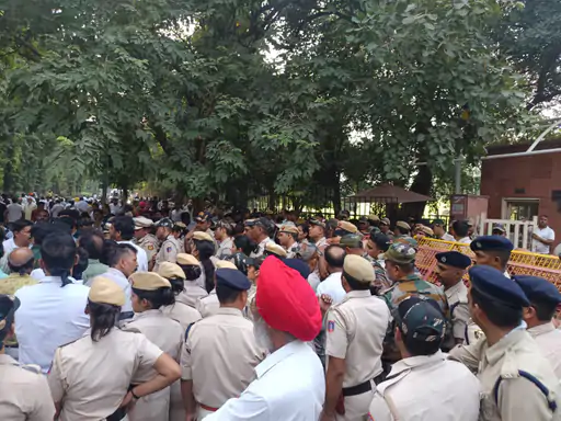 आज फिर सड़कों पर विपक्ष! राहुल-प्रियंका का राजघाट की ओर कूच, FIR के बाद बढ़ा SIR विवाद