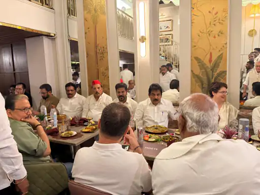 आज फिर सड़कों पर विपक्ष! राहुल-प्रियंका का राजघाट की ओर कूच, FIR के बाद बढ़ा SIR विवाद
